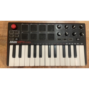 El Akai MPK mini es un controlador MIDI compacto y versátil, perfecto para músicos y productores en movimiento. Con su diseño