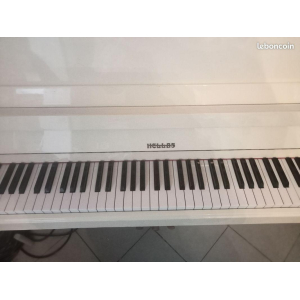 El piano vertical Hellas