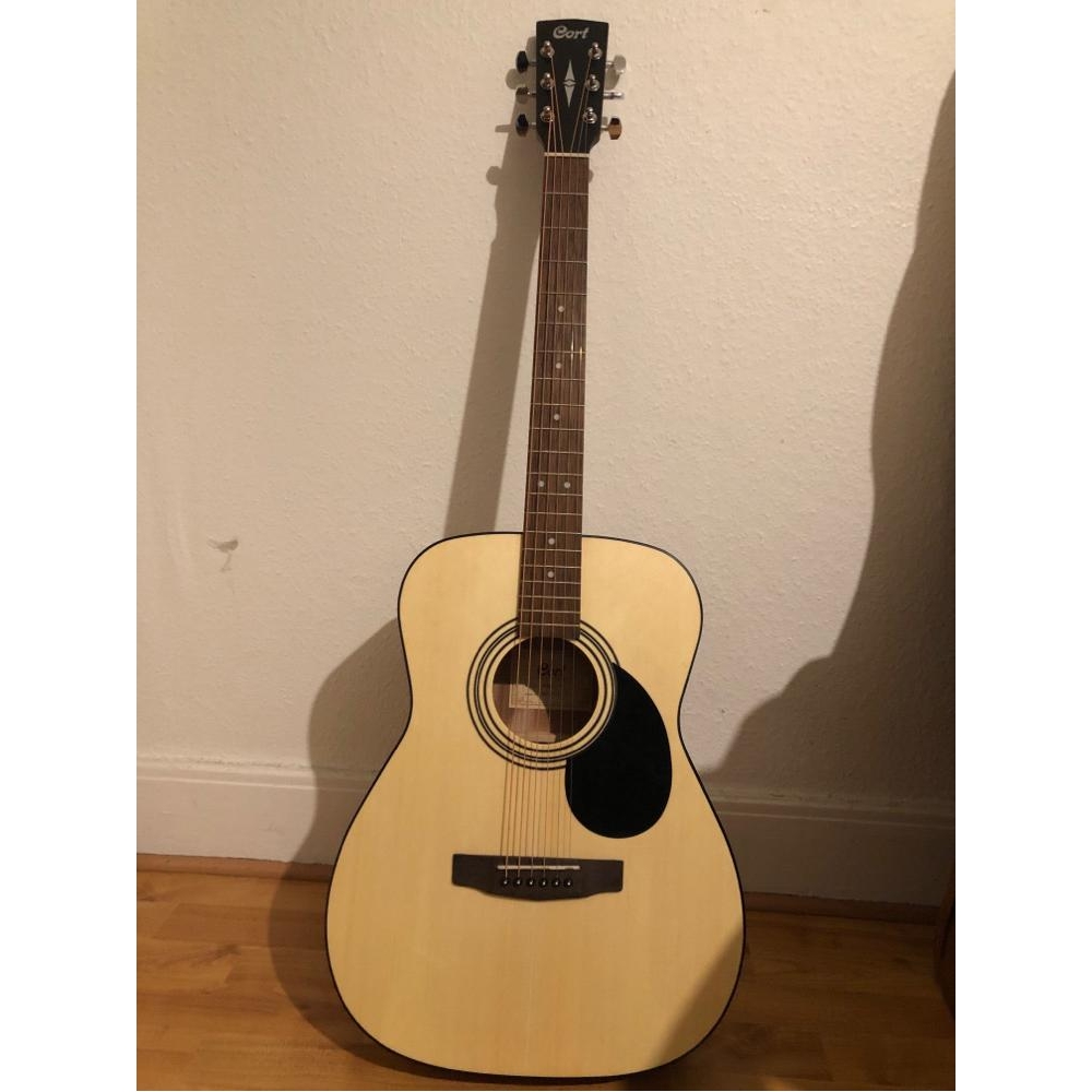 Cort AF510OP es una guitarra acústica de primera calidad con un sonido excepcional. Hecha con una tapa de abeto macizo y aros y