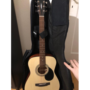 Cort AF510OP es una guitarra acústica de primera calidad con un sonido excepcional. Hecha con una tapa de abeto macizo y aros y