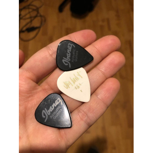 Cort AF510OP es una guitarra acústica de primera calidad con un sonido excepcional. Hecha con una tapa de abeto macizo y aros y