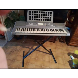 El Yamaha PSR E303 es un teclado portátil de 61 teclas con una amplia gama de características y funciones creativas. Con su 