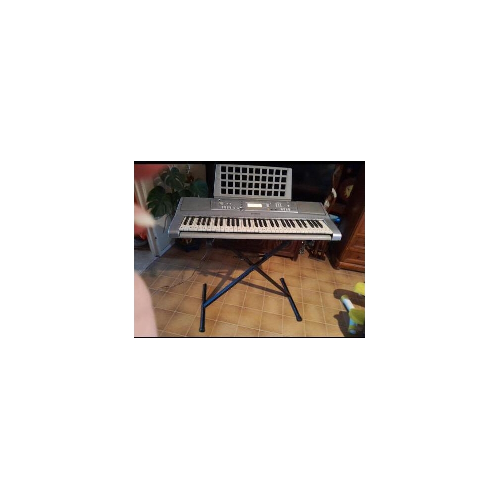 El Yamaha PSR E303 es un teclado portátil de 61 teclas con una amplia gama de características y funciones creativas. Con su 