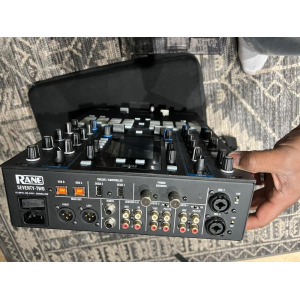 El Rane Seventy-Two Serato es un mezclador de DJ de última generación diseñado para ofrecer un rendimiento excepcional. Con 