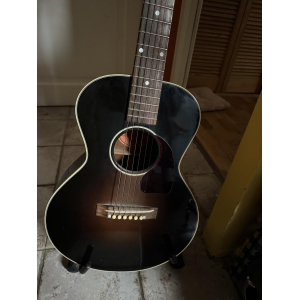 Gibson LG2 3/4 Arlo Guthrie is a limited edition acoustic guitar designed in collaboration with folk singer Arlo Guthrie. This s