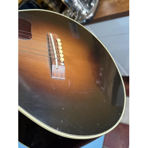 Gibson LG2 3/4 Arlo Guthrie is a limited edition acoustic guitar designed in collaboration with folk singer Arlo Guthrie. This s