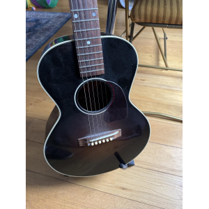 Gibson LG2 3/4 Arlo Guthrie is a limited edition acoustic guitar designed in collaboration with folk singer Arlo Guthrie. This s