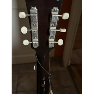 Gibson LG2 3/4 Arlo Guthrie is a limited edition acoustic guitar designed in collaboration with folk singer Arlo Guthrie. This s
