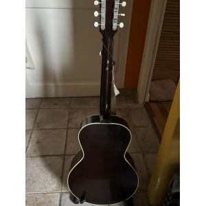 Gibson LG2 3/4 Arlo Guthrie is a limited edition acoustic guitar designed in collaboration with folk singer Arlo Guthrie. This s