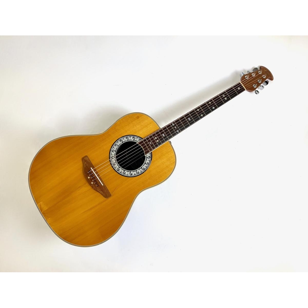 La Ovation CC67 Celebrity 1992 Natural es una guitarra acústica de alta calidad con un tono excepcional. Su diseño elegante y 
