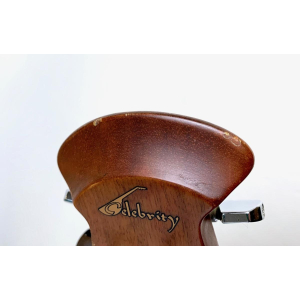 La Ovation CC67 Celebrity 1992 Natural es una guitarra acústica de alta calidad con un tono excepcional. Su diseño elegante y 