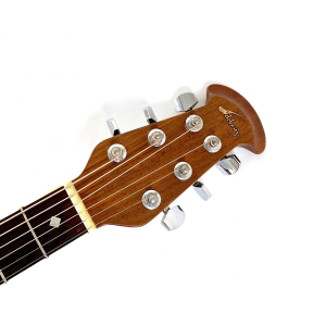 La Ovation CC67 Celebrity 1992 Natural es una guitarra acústica de alta calidad con un tono excepcional. Su diseño elegante y 