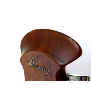 La Ovation CC67 Celebrity 1992 Natural es una guitarra acústica de alta calidad con un tono excepcional. Su diseño elegante y 