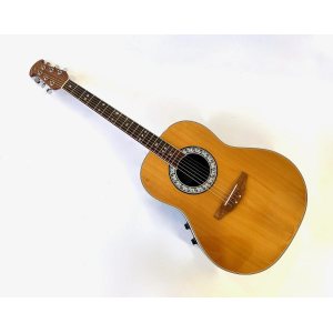 La Ovation CC67 Celebrity 1992 Natural es una guitarra acústica de alta calidad con un tono excepcional. Su diseño elegante y 