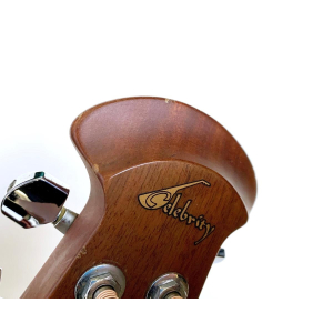 La Ovation CC67 Celebrity 1992 Natural es una guitarra acústica de alta calidad con un tono excepcional. Su diseño elegante y 