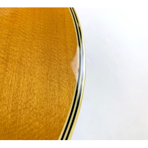 La Ovation CC67 Celebrity 1992 Natural es una guitarra acústica de alta calidad con un tono excepcional. Su diseño elegante y 