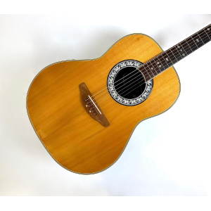La Ovation CC67 Celebrity 1992 Natural es una guitarra acústica de alta calidad con un tono excepcional. Su diseño elegante y 