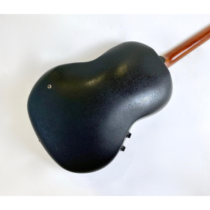 La Ovation CC67 Celebrity 1992 Natural es una guitarra acústica de alta calidad con un tono excepcional. Su diseño elegante y 