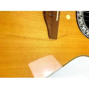 La Ovation CC67 Celebrity 1992 Natural es una guitarra acústica de alta calidad con un tono excepcional. Su diseño elegante y 