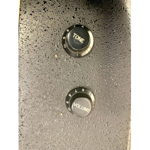 La Ovation CC67 Celebrity 1992 Natural es una guitarra acústica de alta calidad con un tono excepcional. Su diseño elegante y 