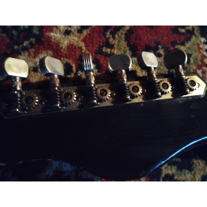 La Jolana Iris es una guitarra eléctrica de alta calidad que combina estilo vintage con modernidad. Con su cuerpo de aliso y su