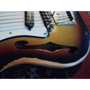 La Jolana Iris es una guitarra eléctrica de alta calidad que combina estilo vintage con modernidad. Con su cuerpo de aliso y su