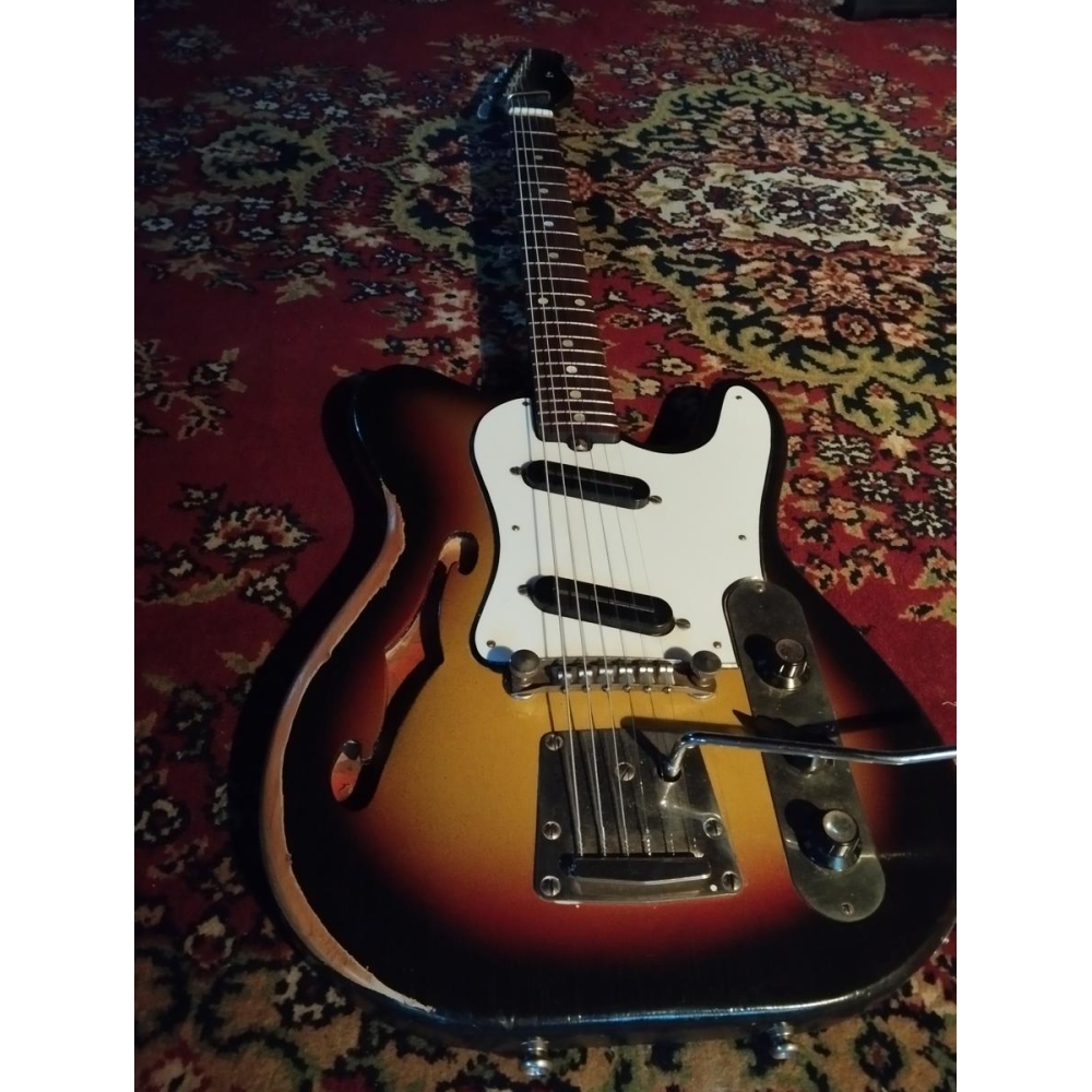 La Jolana Iris es una guitarra eléctrica de alta calidad que combina estilo vintage con modernidad. Con su cuerpo de aliso y su