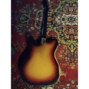 La Jolana Iris es una guitarra eléctrica de alta calidad que combina estilo vintage con modernidad. Con su cuerpo de aliso y su