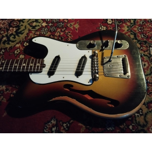 La Jolana Iris es una guitarra eléctrica de alta calidad que combina estilo vintage con modernidad. Con su cuerpo de aliso y su