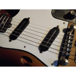 La Jolana Iris es una guitarra eléctrica de alta calidad que combina estilo vintage con modernidad. Con su cuerpo de aliso y su