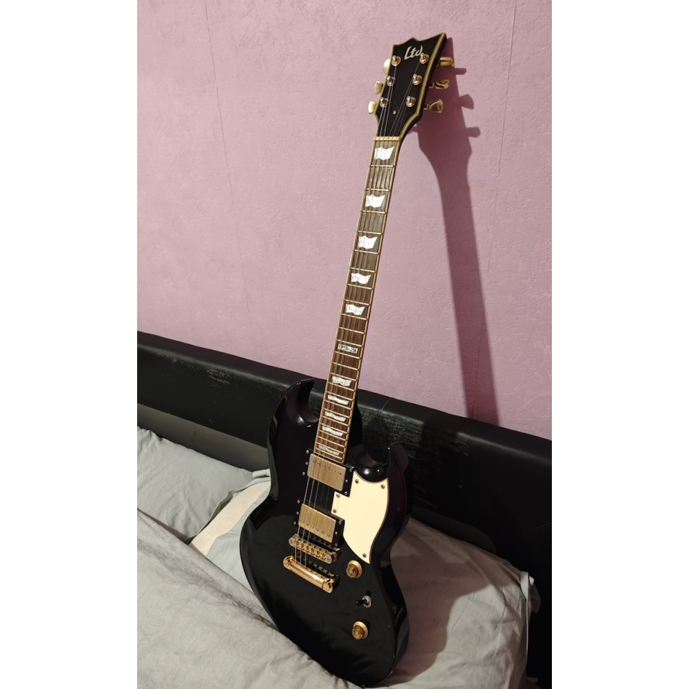 La ESP LTD Viper-256 es una guitarra eléctrica de alta calidad diseñada para ofrecer un sonido potente y versátil. Con su 