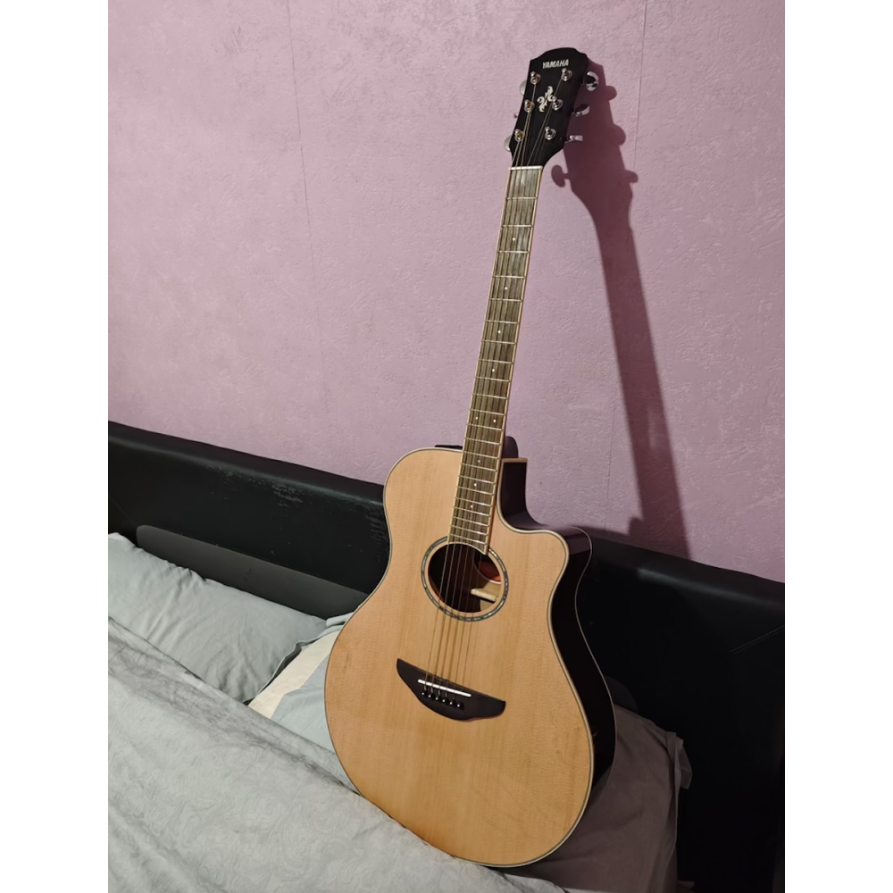 La Yamaha APX 600 - Natural es una guitarra electroacústica que combina un diseño elegante con un sonido excepcional. Con su 