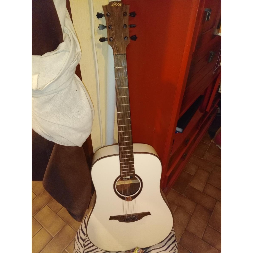 La guitarra Lag Tramontane es un verdadero tesoro para los amantes de la música. Con su diseño elegante y su calidad 