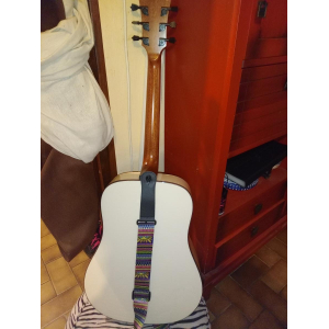 La guitarra Lag Tramontane es un verdadero tesoro para los amantes de la música. Con su diseño elegante y su calidad 