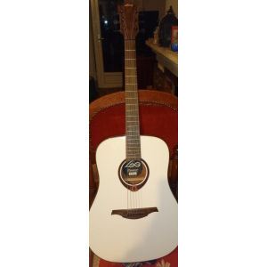 La guitarra Lag Tramontane es un verdadero tesoro para los amantes de la música. Con su diseño elegante y su calidad 