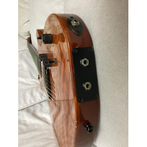 Godin LGX es una guitarra eléctrica versátil que combina una elegante estética con un sonido excepcional. Esta guitarra de 