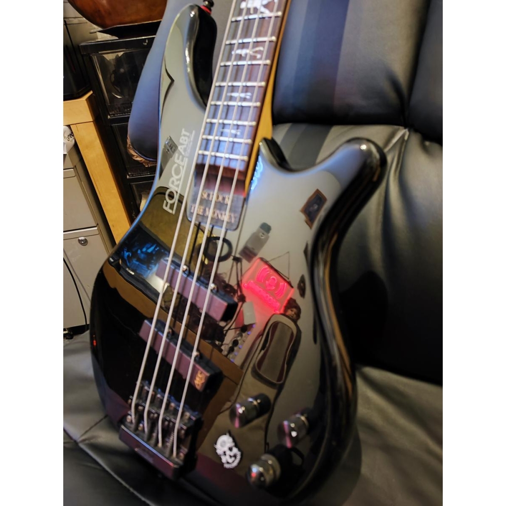 Sell Washburn B-20 abt bass guitar for 200 euros.
