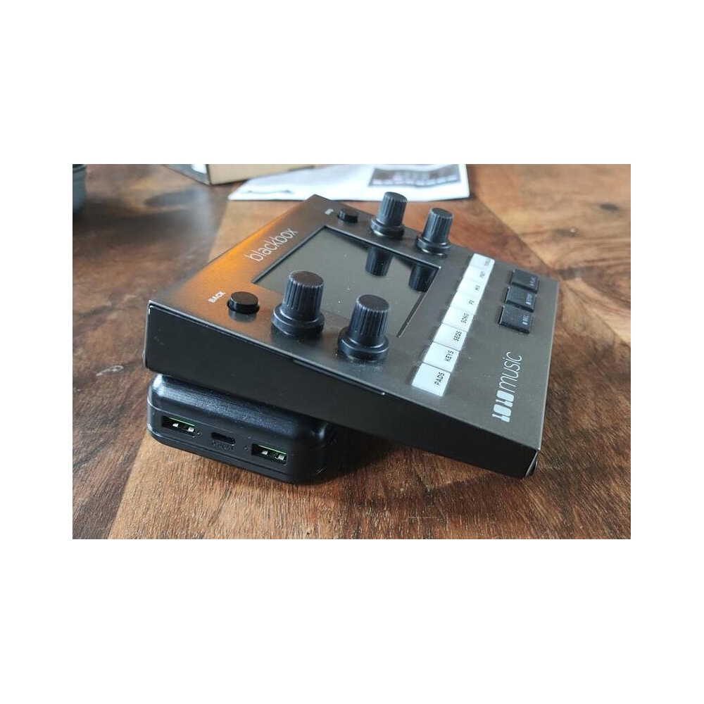 La Blackbox de 1010music es un potente y versátil estudio de música en formato de hardware. Combina funciones de sampler, 