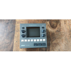 La Blackbox de 1010music es un potente y versátil estudio de música en formato de hardware. Combina funciones de sampler, 