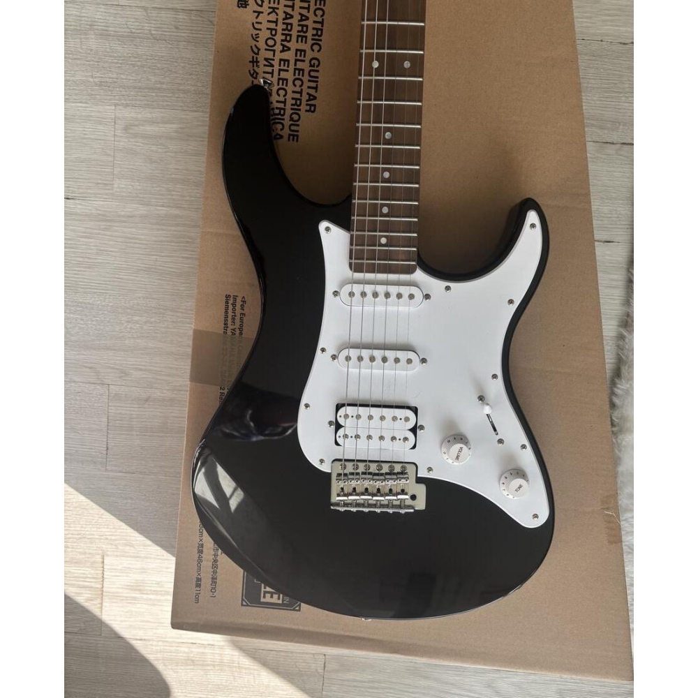 Yamaha Pacifica 112J totalmente nueva + afinador