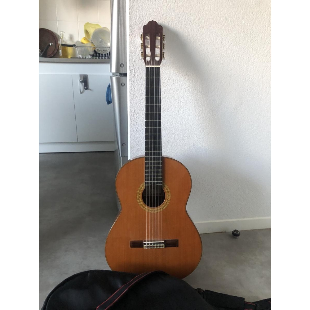 El Esteve 7sr es una guitarra clásica de alta calidad diseñada para músicos exigentes. Con una tapa sólida de abeto y aros y