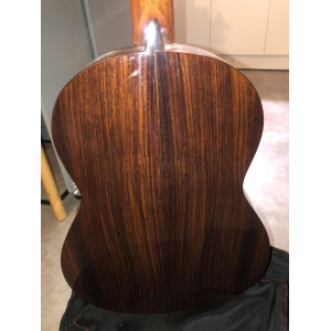 El Esteve 7sr es una guitarra clásica de alta calidad diseñada para músicos exigentes. Con una tapa sólida de abeto y aros y