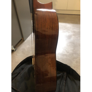 El Esteve 7sr es una guitarra clásica de alta calidad diseñada para músicos exigentes. Con una tapa sólida de abeto y aros y