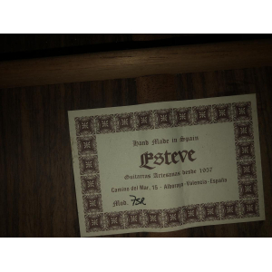 El Esteve 7sr es una guitarra clásica de alta calidad diseñada para músicos exigentes. Con una tapa sólida de abeto y aros y