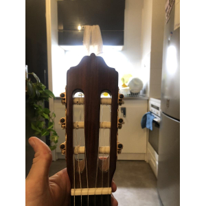 El Esteve 7sr es una guitarra clásica de alta calidad diseñada para músicos exigentes. Con una tapa sólida de abeto y aros y