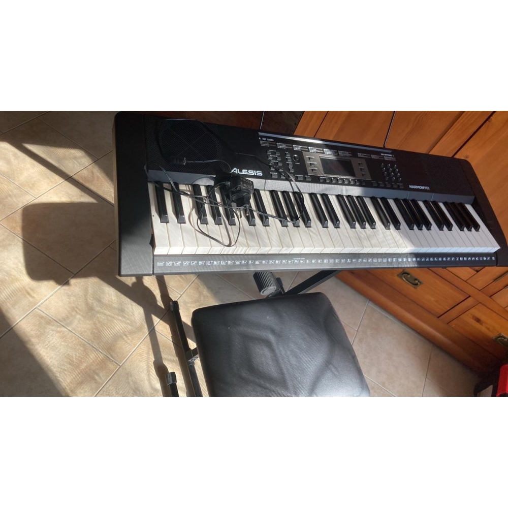 El Alesis Harmony 61 es un teclado de 61 teclas que ofrece una experiencia musical completa. Con una amplia variedad de sonidos