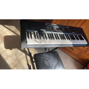 El Alesis Harmony 61 es un teclado de 61 teclas que ofrece una experiencia musical completa. Con una amplia variedad de sonidos