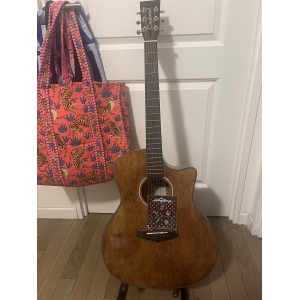 Tanglewood TVC X MP is a high-quality acoustic guitar that combines craftsmanship and innovation. With its solid cedar top and m