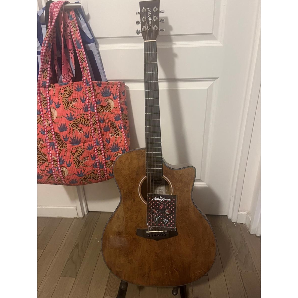 Tanglewood TVC X MP is a high-quality acoustic guitar that combines craftsmanship and innovation. With its solid cedar top and m