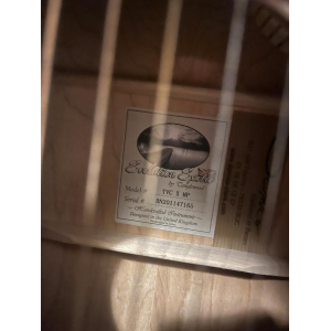 Tanglewood TVC X MP is a high-quality acoustic guitar that combines craftsmanship and innovation. With its solid cedar top and m